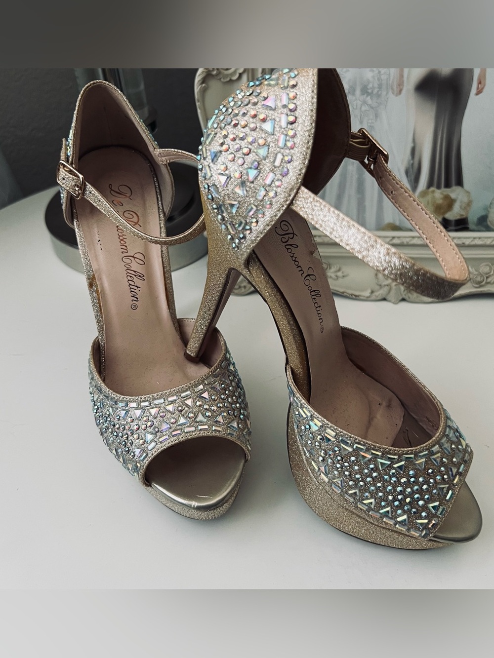 🌺 De Blossom Collection Gold Sparkle Rhinestone Stiletto Heels Shoes Size 6